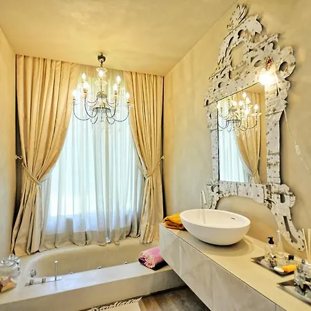 Teodora Villa
